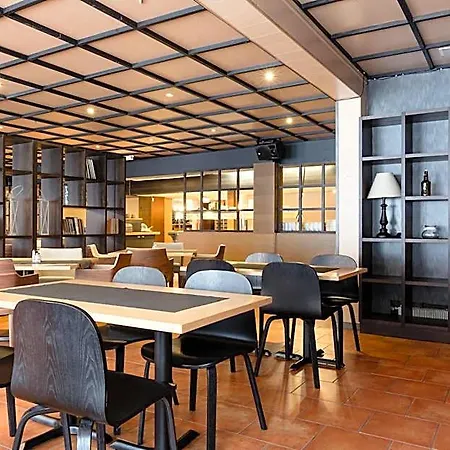 Samantta & Restaurant מלון האוקיפודאס