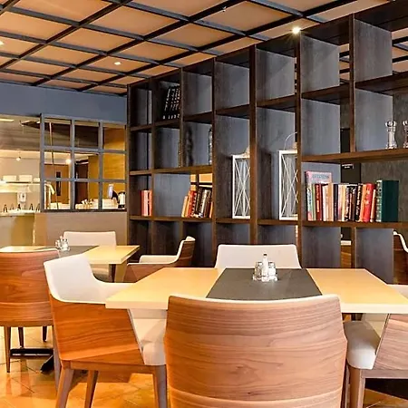 Samantta & Restaurant מלון האוקיפודאס