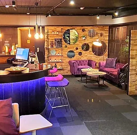 מלון Samantta & Restaurant 3*